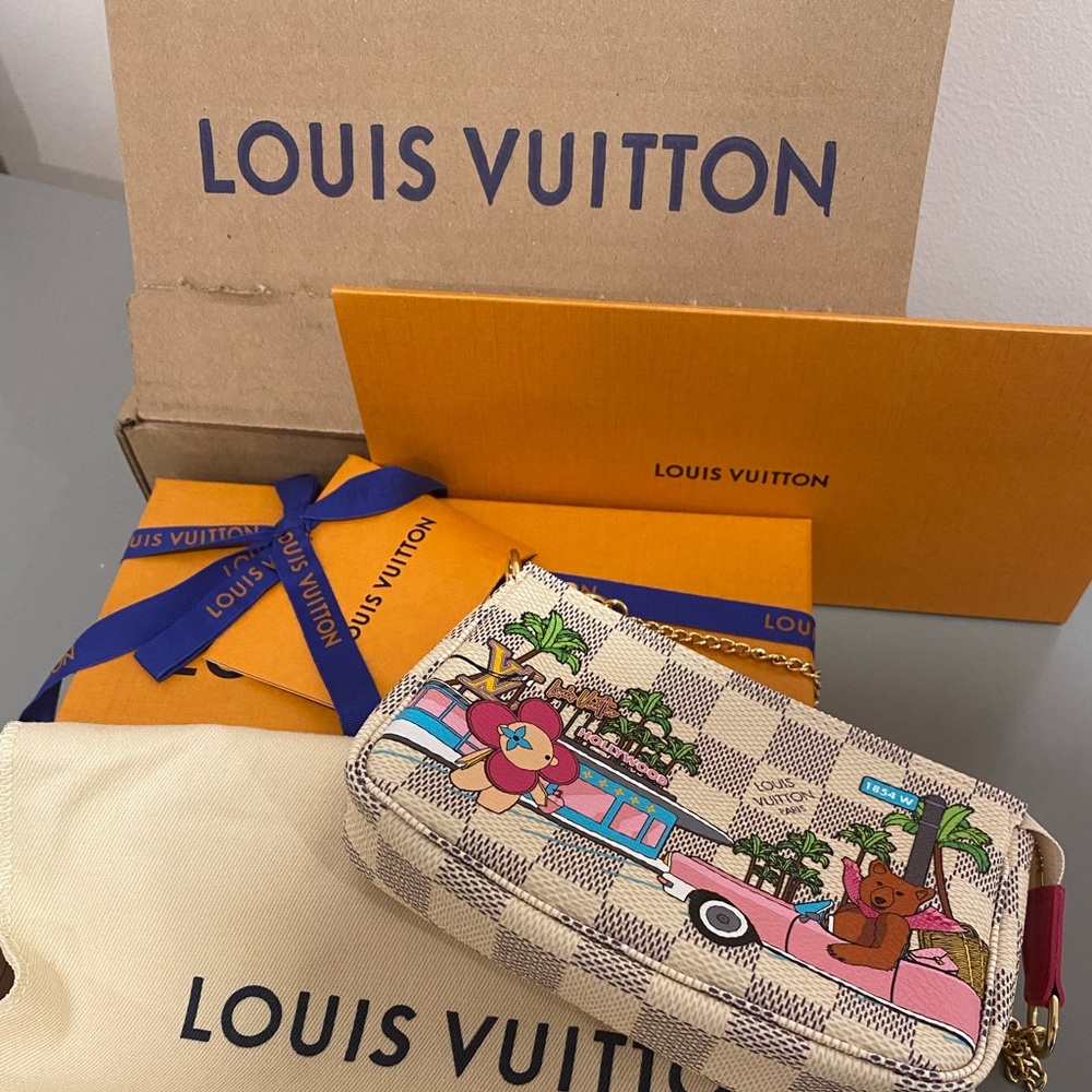 - Limited edition 2021 Christmas animation mini pochette in Damier Azur